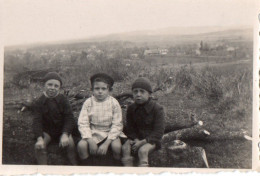 PHOTO - P - PHOTO ORIGINALE - PUY DE DOME - LEMPDES - ENFANTS - 9 MARS 1947 - FORMAT 8.5 X 6 - Orte