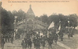 Sainte Anne D'auray Defile Des Pelerinages Avec Leurs Drapeaux Et Bannieres A La Scala Sancta - Sainte Anne D'Auray