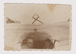 Two Men Pose In Big Snow Hole, Mountain Scene, Vintage Orig Photo 8.9x6.1cm. (54801) - Anonyme Personen