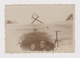 Man And Woman Pose In Big Snow Hole, Mountain Scene, Vintage Orig Photo 8.9x6.1cm. (54827) - Personnes Anonymes