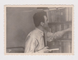 Man Taking Book From The Library, Scene, Vintage Orig Photo 8.7x6.2cm. (54620) - Personnes Anonymes