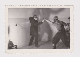 Two Men Fencing, Scene, Shadow On The Wall, Vintage Orig Photo 8.6x6cm. (63696) - Personnes Anonymes