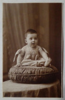 Carte Postale - Portrait D'un Bébé Assis Sur Un Oreiller. - Portraits