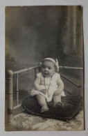 Carte Postale - Portrait D'un Bébé Assis Sur Un Oreiller. - Abbildungen