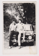 Guys Pose Affectionate, Sittin On Old SKODA Car Hood, Portrait, Vintage Orig Phot 9x14cm. (52671) - Coches