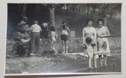 Photographie - Famille Se Baignant Dans Un Ruisseau. - Abbildungen