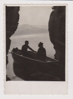 Two Person Silhouette In Boat, Scene In Lake, Vintage Orig Photo 8.7x12.3cm. (1114) - Personas Anónimos