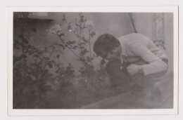 Bad Exposure Scene, Man In Garden, Pose With Flowers, Vintage Orig Photo 14x9cm. (1083) - Personas Anónimos