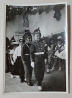 Photographie - Événement Scolaire, Enfants Habillés En Grenadiers. - Personnes Anonymes