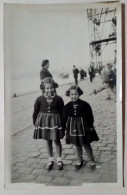 Photographie - Deux Jeunes Filles Se Promenant Dans Le Port. - Personnes Anonymes