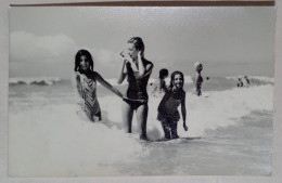 Photographie - Trois Jeunes Filles Se Baignant Dans La Mer. - Personnes Anonymes