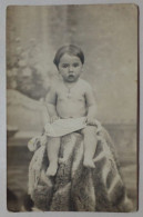 Photographie - Portrait Artistique D'un Bébé. - Anonyme Personen