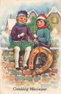 F49. Vintage Dutch Greetings Postcard. Children Sitting On A Snowy Wall. - Grupo De Niños Y Familias