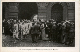Die Ersten Eingekleideten Österreicher Verlassen Die Kaserne - Guerre 1914-18