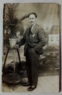 Carte Postale - Portrait D'un Homme à Côté D'une Plante. - Fotografía