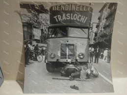 Italia Foto La Spezia. Moto Scooter Vespa Incidente Camion BENDINELLI Traslochi - Europe