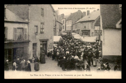 63 - ST-GERVAIS-D'AUVERGNE - PLACE DE LA PITANCE ET RUE DU COMMERCE UN JOUR DE MARCHE - Saint Gervais D'Auvergne