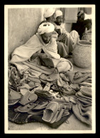 MAROC - SUR LE SOUK - MARCHAND DE BABOUCHES -  SERIE LE MAROC ARTISTIQUE - PHOTOS EDITIONS ART-MAROC, RABAT - Autres & Non Classés