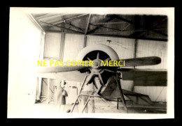 AVION DANS SON HANGAR A PRUNAY (MARNE) - FORMAT 11 X 7.5 CM - Aviation