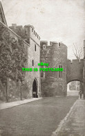 R603157 Tower Of London. View Along The Outer Ward. Gale And Polden - Autres & Non Classés