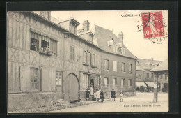 CPA Clères, Vue De La Rue Avec Vue Du Bâtiment  - Clères