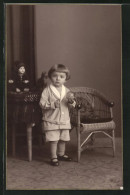 Foto-AK Kleines Kind Mit Einem Ball In Der Hand Und Puppe  - Used Stamps