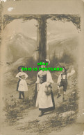 R604292 A Woman And Two Children Are Standing By A Wooden Letter T. Rotary Photo - Welt