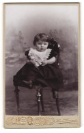 Fotografie Herm. Sommer, Hamm I / W., Portrait Sitzendes Kleinkind Im Hübschen Kleid Mit Puppe  - Persone Anonimi
