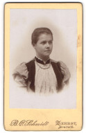 Fotografie B. O. Schmidt, Zerbst, Portrait Junge Dame Mit Zurückgebundenem Haar  - Persone Anonimi
