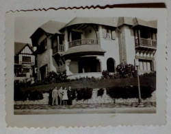 Photographie - Quatre Personnes à Côté D'une Belle Maison (8 Cm X 5,5 Cm). - Persone Anonimi