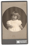 Fotografie J. W. Hornung, Tübingen, Portrait Kleinkind In Weiss  - Anonymous Persons