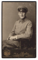 Fotografie Julius Staudt, Berlin, Portrait Soldat In Uniform  - Anonyme Personen