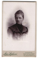 Fotografie Max Stephani, Gladenbach, Portrait Junge Dame Im Modischen Kleid Mit Flechtfrisur  - Anonymous Persons