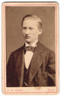 Fotografie E. Th. Schierge, Borna, Portrait Junger Mann Im Anzug Mit Fliege  - Anonyme Personen