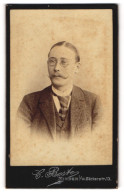 Fotografie C. Beste, Minden I / W., Portrait Elegant Gekleideter Herr Mit Brille Und Schnauzbart  - Anonymous Persons