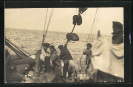 Foto-AK Deckarbeiten An Bord Von Kriegsschiff Der Reichsmarine  - Krieg