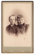 Fotografie H. Axtmann, Auerbach I. V., Portrait Bezaubernd Blickendes Kinderpaar In Niedlicher Kleidung  - Persone Anonimi