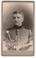 Fotografie Van Der Weyde, Ort Unbekannt, Portrait Hübscher Junger Soldat In Interessanter Uniform  - Anonyme Personen