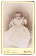 Fotografie Max Blum, Meerane, Portrait Niedliches Baby Im Weissen Taufkleidchen  - Anonieme Personen