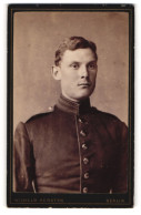 Fotografie Wilhelm Kersten, Berlin, Junger Soldat In Interessanter Uniform  - Anonyme Personen