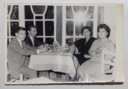 Photographie - Deux Couples Mariés Lors D'un Dîner. - Anonyme Personen