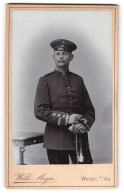 Fotografie Wilh. Meyer, Wesel A / Rh., Portrait Soldat In Uniform Mit Schirmmütze Und Degen  - Anonyme Personen