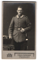 Fotografie C. Berne, München, Portrait Soldat In Uniform An Tisch Gelehnt  - Anonyme Personen