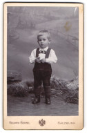 Fotografie Eduard Bertel, Salzburg, Portrait Blonder Süsser Bube In Lederhosen  - Anonyme Personen