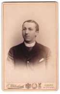 Fotografie E. Uhlenhuth, Coburg, Portrait Charmant Blickender Junger Mann Im Jackett  - Anonyme Personen