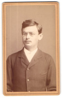 Fotografie Gustav Schultze, Naumburg, Mann Mit Brille In Dunklem Anzug  - Anonyme Personen
