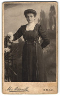 Fotografie Alois Petunville, Graz, Brockmanngasse 11, Dame Im Schwarzen Kleid Mit Weissem Kragen  - Anonieme Personen