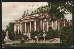 AK Wiesbaden, Passanten Vor Dem Staatstheater  - Théâtre