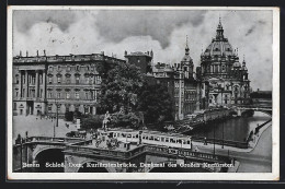 AK Berlin, Strassenbahn Passiert Schloss Mit Dom Und Kurfürstenbrücke  - Strassenbahnen