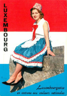 73589358 Luxembourg_Luxemburg Luxembourgeoise En Costume Aux Couleurs Nationales - Otros & Sin Clasificación